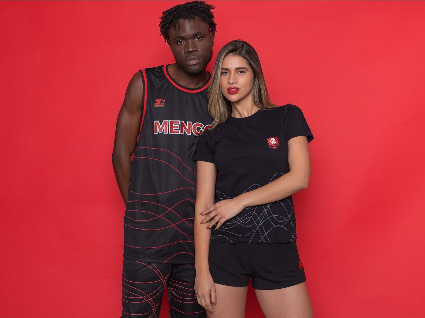 Still com modelo finalizado: dupla de modelos em still de catálogo NTK/Flamengo