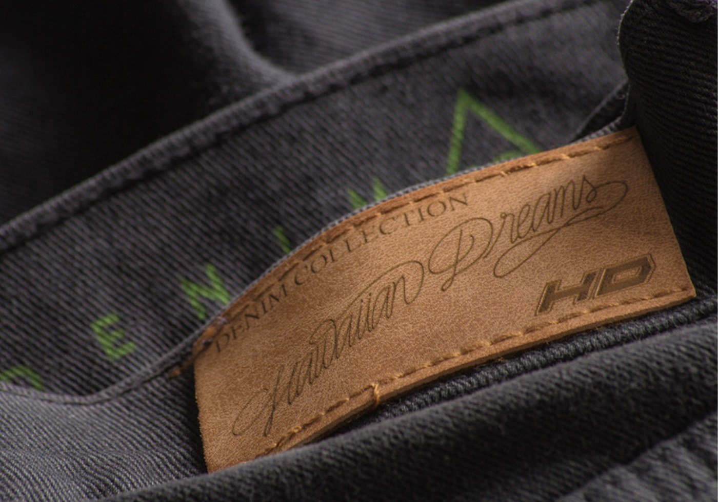 Still com detalhe: etiqueta interna de calça jeans